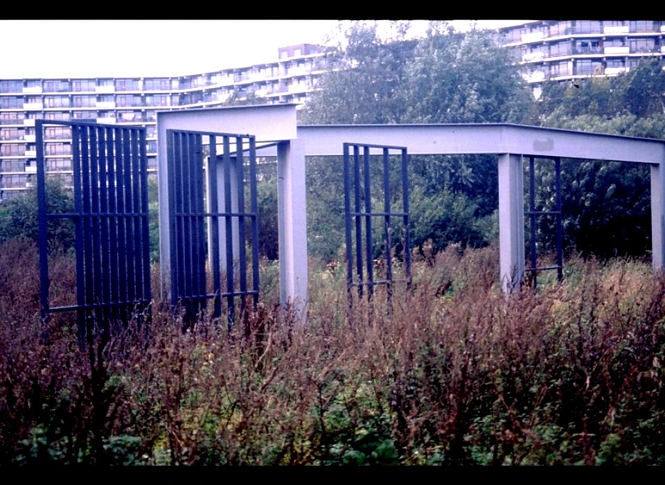 Abcouderpad kunstwerk Frame bij onderdoorgang Gaasperdammerweg door Bernard Olsthoorn (1993)