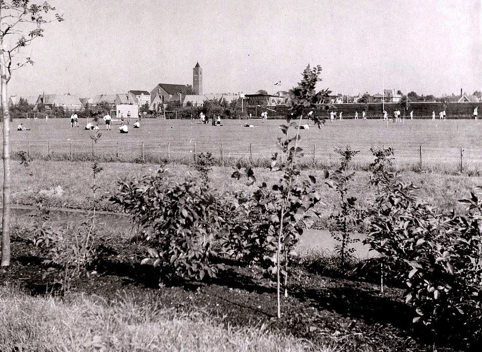 De Augustinuskerk vanaf de sportterreinen bij het Amsterdamse Bos (Nieuwe Kalfjeslaan) (1942)