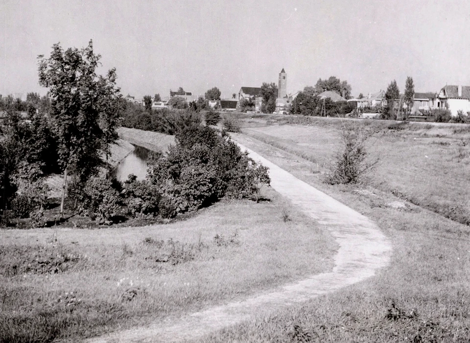 De Augustinuskerk vanaf de sportterreinen bij het Amsterdamse Bos (Nieuwe Kalfjeslaan) (1942)