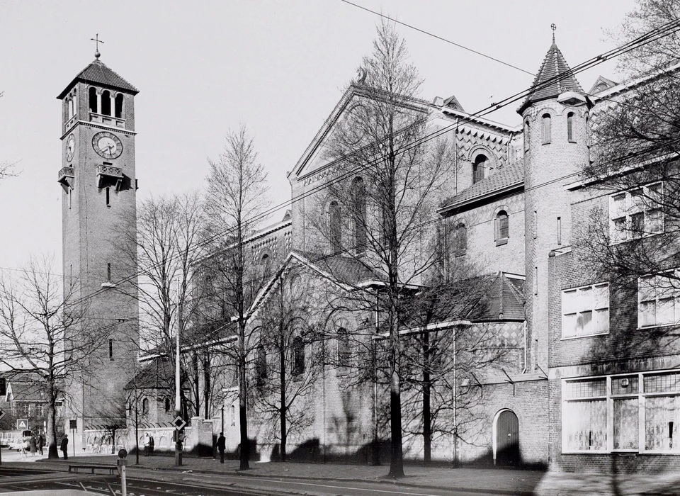 Amstelveenseweg 163 Sint Agneskerk zijgevel en toren Cornelis Krusemanstraat (1981)