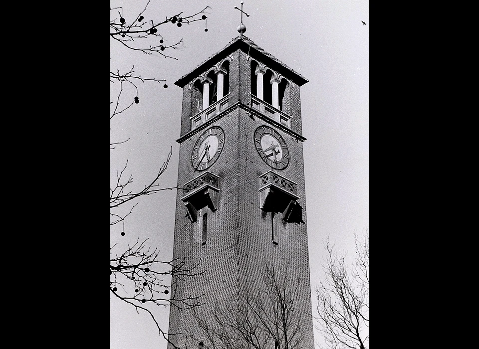 Amstelveenseweg 163 Sint Agneskerk detail klokkentoren (1980)