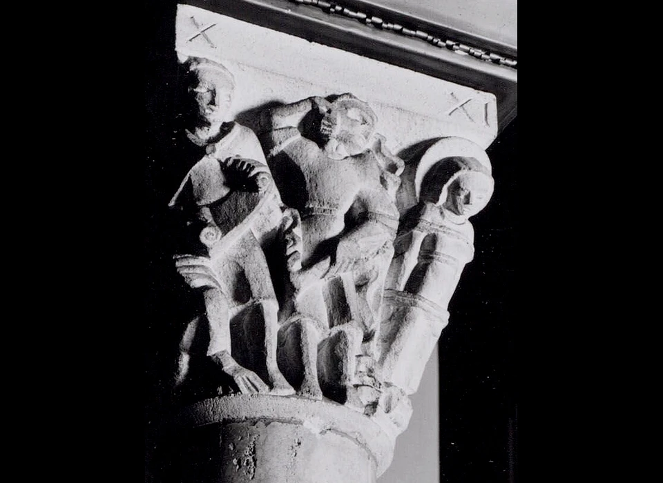 Amstelveenseweg 163 Sint Agneskerk kapiteel van zuil onder ciborium (1977)