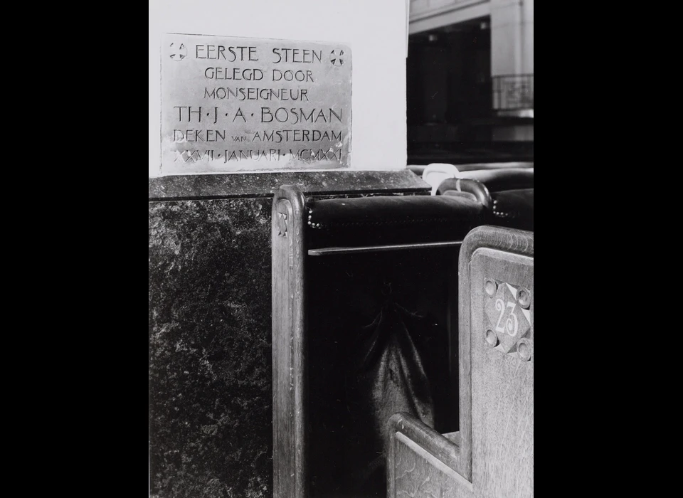 Amstelveenseweg 163 Sint Agneskerk herdenkingsplaquette eerste steenlegging door Mgr.Th.J.A.Bosman (1980)