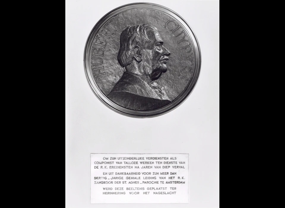 Amstelveenseweg 163 Sint Agneskerk plaquette ter ere van Hubert Cuijpers organist en koorleider (1980)