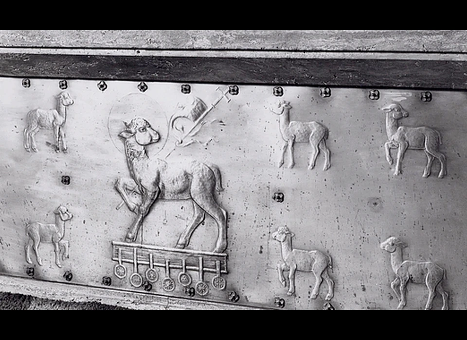 Amstelveenseweg 163 Sint Agneskerk Altaartafel met afbeelding van het Lam Gods met kruisvaan op het Boek met de zeven zegels (1980)