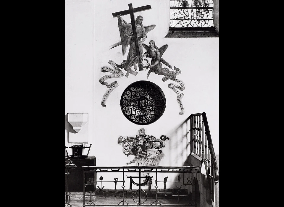 Amstelveenseweg 163 Sint Agneskerk schildering bij reliek van de doornenkroon door Nico Witteman (1980)