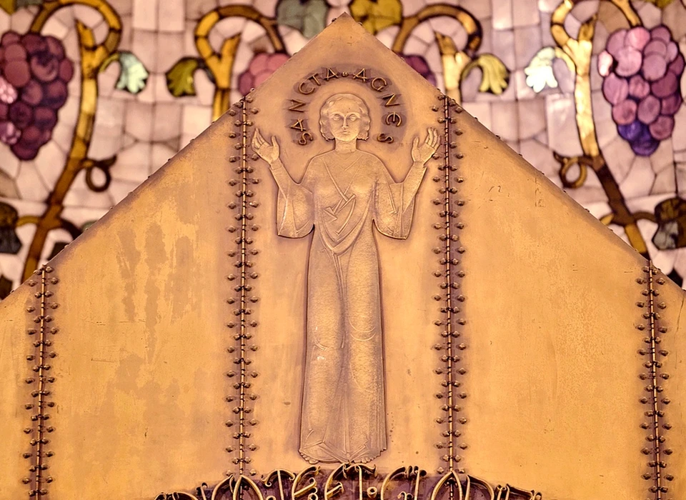 Amstelveenseweg 163 Sint Agneskerk deel van het ciborium met de afbeelding van Agnes en de zichtbare benen (1981)