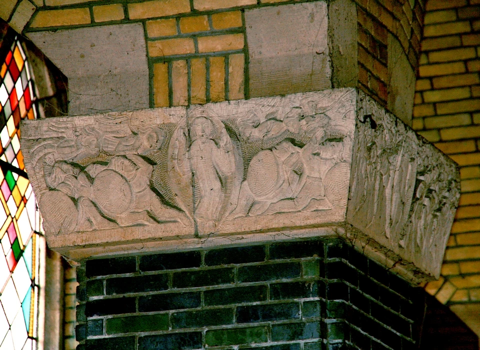 Amstelveenseweg 965 Augustinuskerk kolom zuidoostelijk kapiteel (Mari Andriessen) (2000)