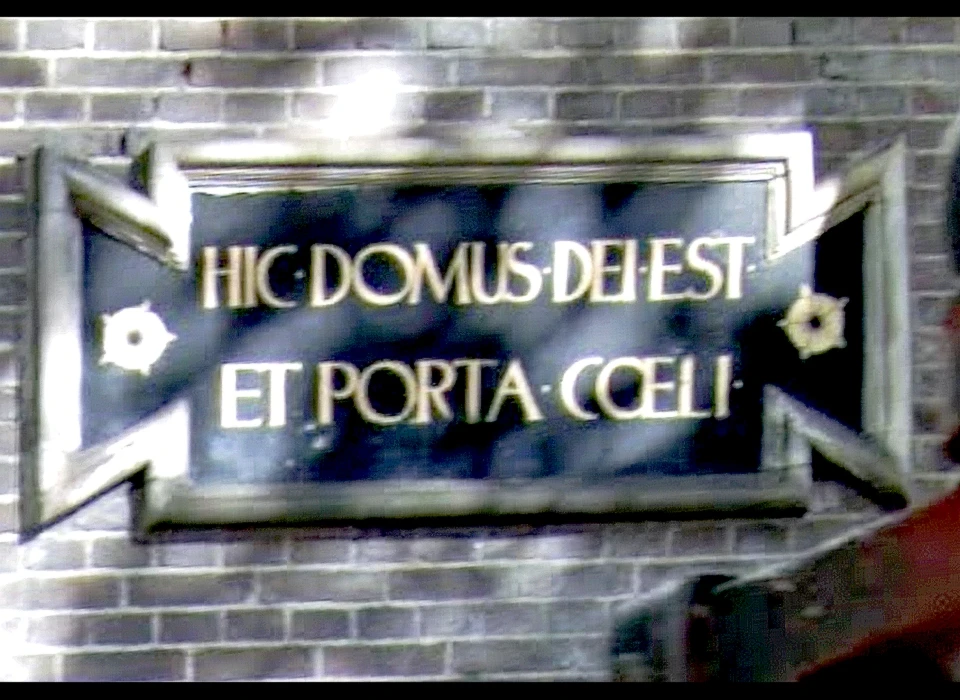 Amstelveenseweg 163 Sint Agneskerk tekstbord boven zijingang Hic Domus Dei Est et Porta Coeli ('Dit is het huis van God en de poort naar de hemel') (1980)