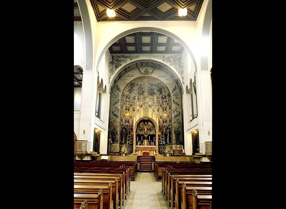 Amstelveenseweg 163 Sint Agneskerk kerkzaal naar altaar (1984)