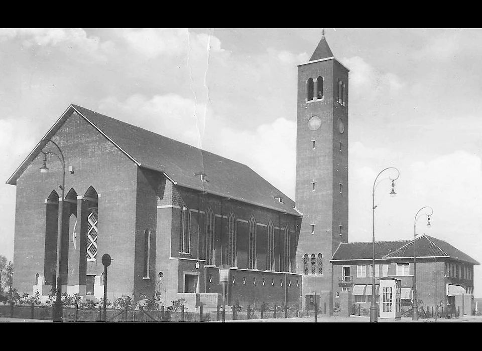 Amstelveenseweg 965 Augustinuskerk nog geen gevelbeeld en klokken (ca.1946)