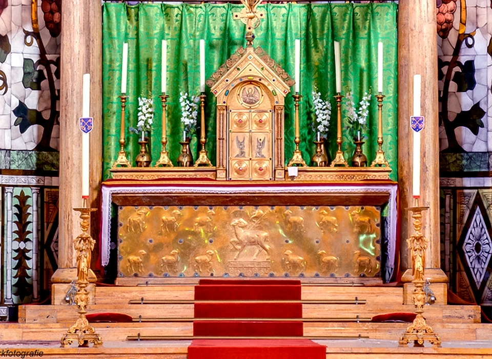 Amstelveenseweg 163 Sint Agneskerk Altaartafel met afbeelding van het Lam Gods met kruisvaan op het Boek met de zeven zegels omgeven door twaalf lammeren. (1981)