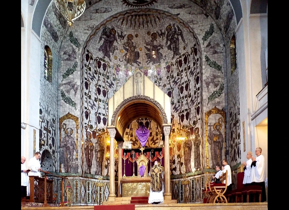 Amstelveenseweg 163 Sint Agneskerk glasschilderingen in absis door Joep Nicolas (2022)