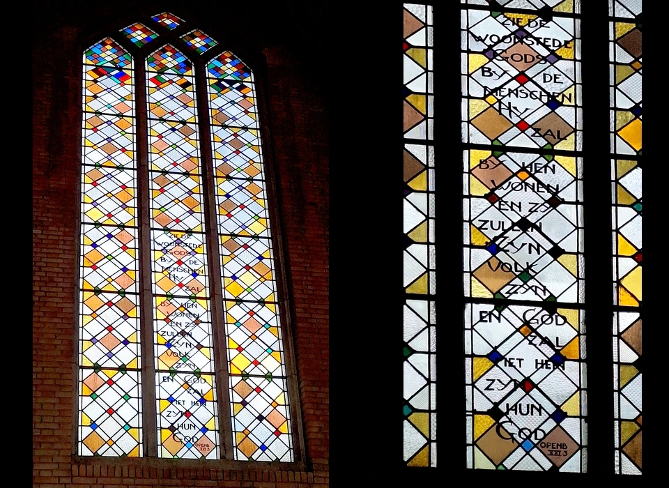 Amstelveenseweg 965 Augustinuskerk de tekst is afkomstig uit Openbaringen 21:3 (NT). In de context van Openbaring 21 is het nieuwe Jeruzalem een stad die uit de hemel neerdaalt, symbool van de nieuwe, volmaakte relatie tussen God en de mensheid. De woorden in 21:3 beloven een eeuwigdom waarin God en Zijn volk onafscheidelijk zullen zijn. (2025)