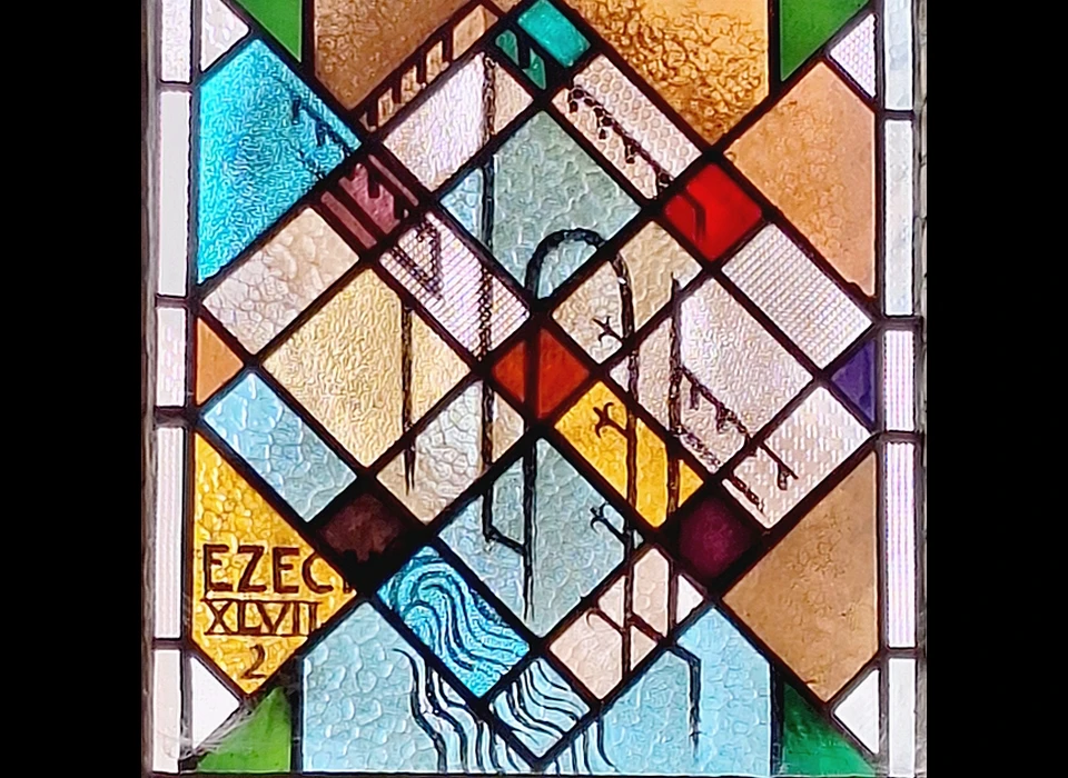 Amstelveenseweg 965 Augustinuskerk Augustinuskapel detail glas-in-lood venster In Ezechiël 47:2 (OT) wordt beschreven hoe de profeet Ezechiël door een engel naar de oostpoort van de tempel wordt geleid, waar hij ziet dat water uit de zuidkant van de poort stroomt en naar buiten kolkt. Het water dat uit de tempel stroomt, wordt in de bijbelse context vaak gezien als een symbool voor de Heilige Geest. Dit water wordt steeds dieper naarmate Ezechiël verder de tempelbeek inloopt, wat symbool staat voor een diepere betrokkenheid bij Gods Geest en Gods Woord. (2025)
