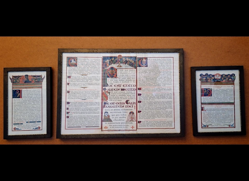 Amstelveenseweg 965 Augustinuskerk Augustinuskapel Canonborden worden sinds de 16de eeuw gebruikt. Ze bevatten een niet nader voorgeschreven aantal gebeden die de celebrant van hier makkelijker kon aflezen dan uit de missaal. De middelste was verplicht, de andere twee werden vanaf de 17de eeuw gebruikt. (2025)