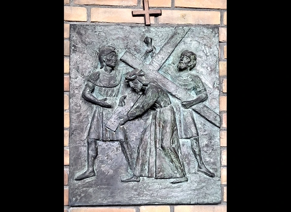 Amstelveenseweg 965 Augustinuskerk kruisweg statie 5 Simon van Cyrene helpt Jezus het kruis dragen (2025)