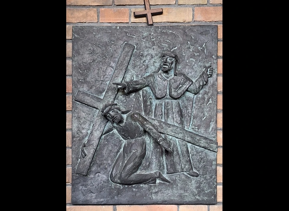 Amstelveenseweg 965 Augustinuskerk kruisweg statie 3 Jezus valt voor de eerste maal onder het kruis (2025)