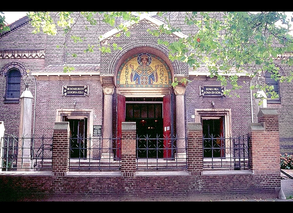 Amstelveenseweg 163 Sint Agneskerk portaal (2004)