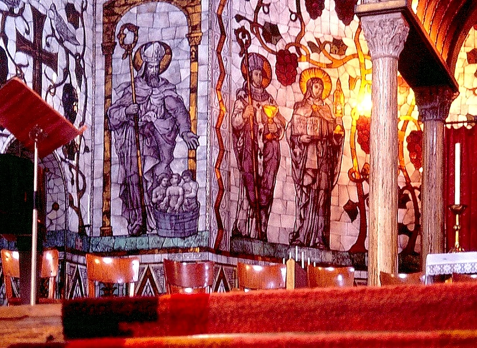 Amstelveenseweg 163 Sint Agneskerk glasschilderingen v.l.n.r. Nicolaas, Norbertus en Clara linkerzijde absis (2004)