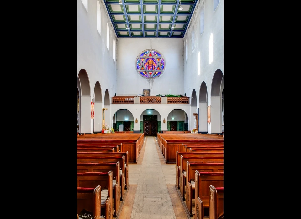 Amstelveenseweg 163 Sint Agneskerk kerkzaal naar achter (1995)