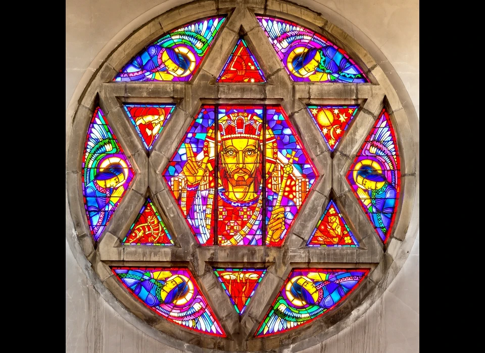 Amstelveenseweg 163 Sint Agneskerk roosvenster in Davidsster (1995)