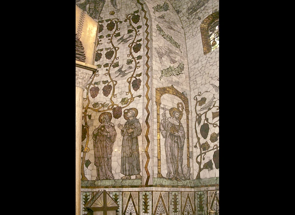 Amstelveenseweg 163 Sint Agneskerk glasschilderingen v.r.n.l. Willibrordus, Paschalis en Julianus rechterzijde absis (1980)