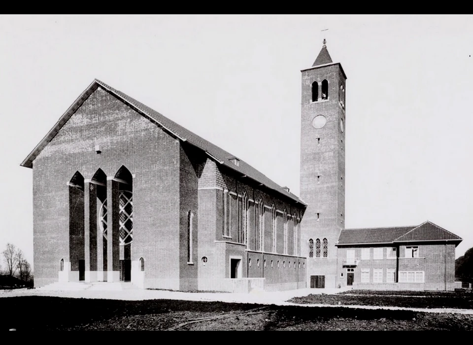 Amstelveenseweg 965 Augustinuskerk nog geen gevelbeeld en klokken (1940)