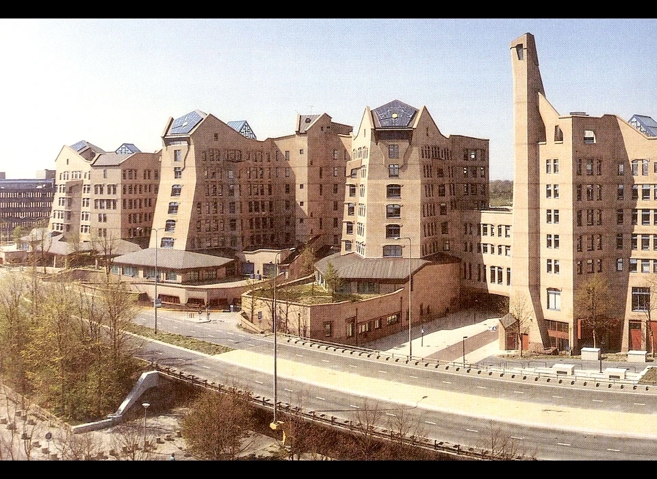 Hoogoorddreef bij Abcouderpad hoofdkantoor NMB, architect Alberts en Van Huut (1998)