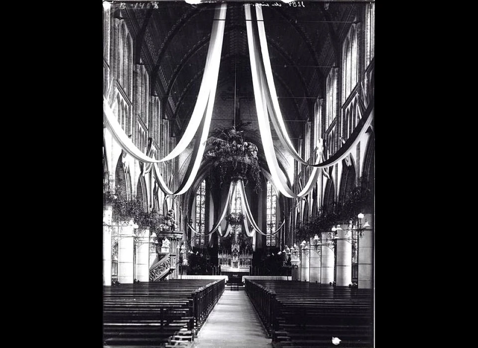 Bilderdijkstraat, zicht door kerk De Liefde naar het altaar (1914)