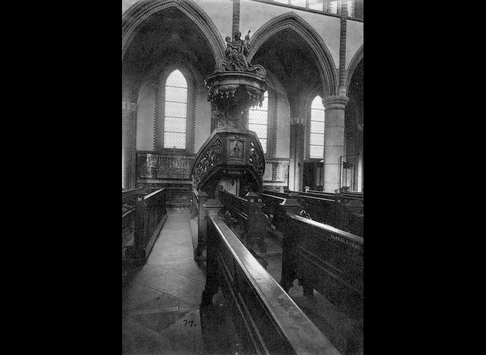 Bilderdijkstraat kerk De Liefde naar preekstoel (1930c)