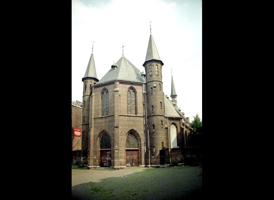 Kerk De Liefde vanaf Bilderdijkstraat (1980c)