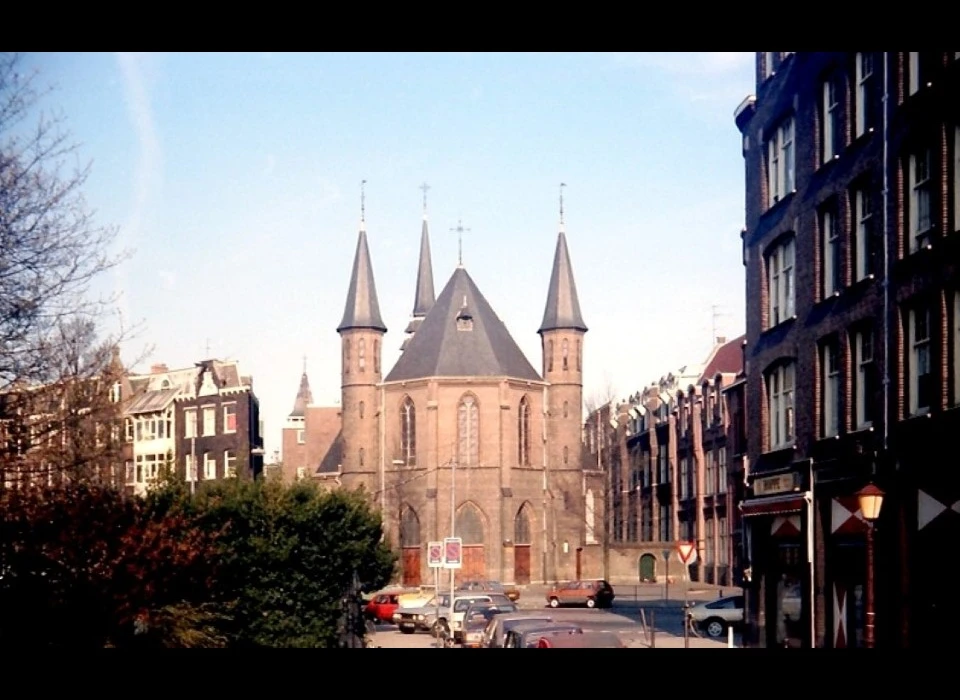 Kerk De Liefde vanaf Bilderdijkpark (1985c)