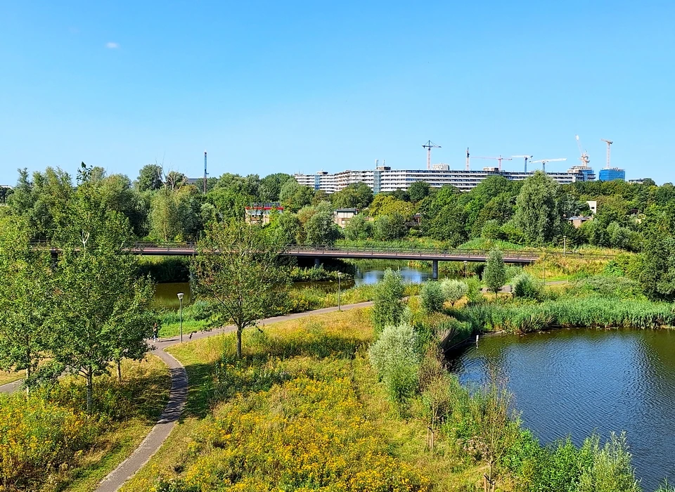 Brasapark Yaa Adu-Ampomabrug vanaf Vlinderheuvel in Nelson Mandelapark (2024)