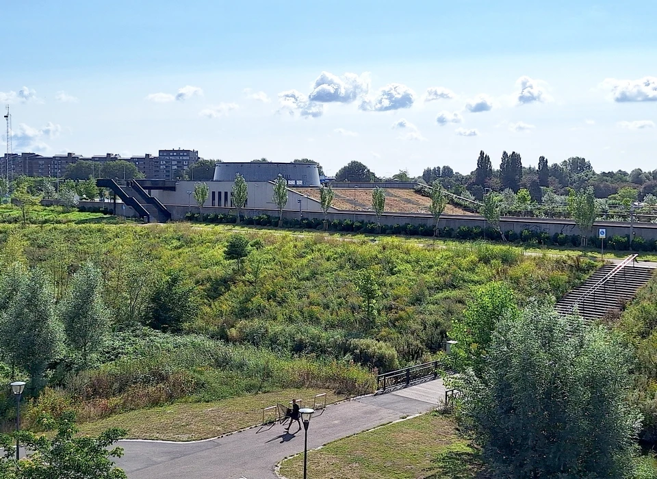 Brasapark trap van maaiveld naar tunneldak en van tunneldak naar dak bedieningsgebouw vanaf Vlinderheuvel (2024)