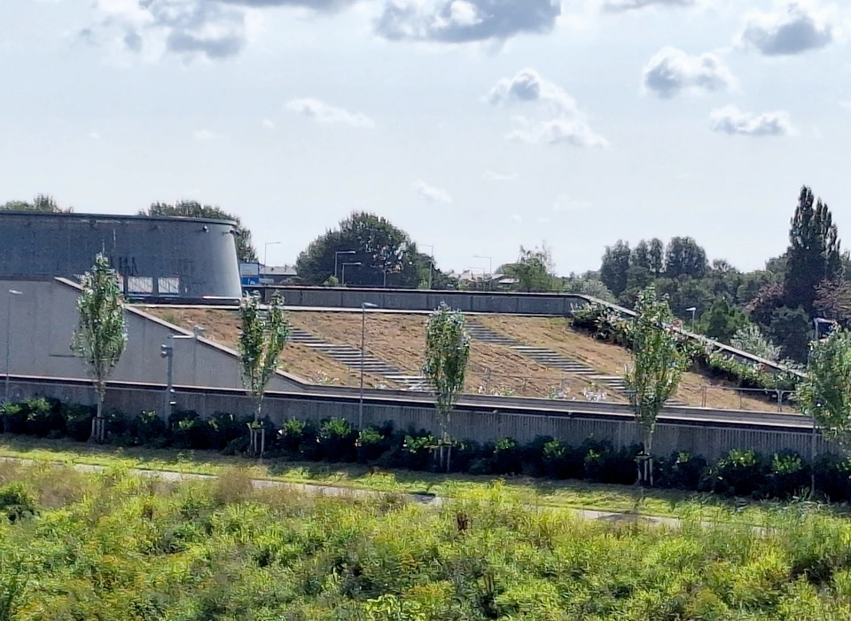 Brasapark oplopend talud naar bedieningsgebouw eventueel geschikt voor voorstellingen (2024)