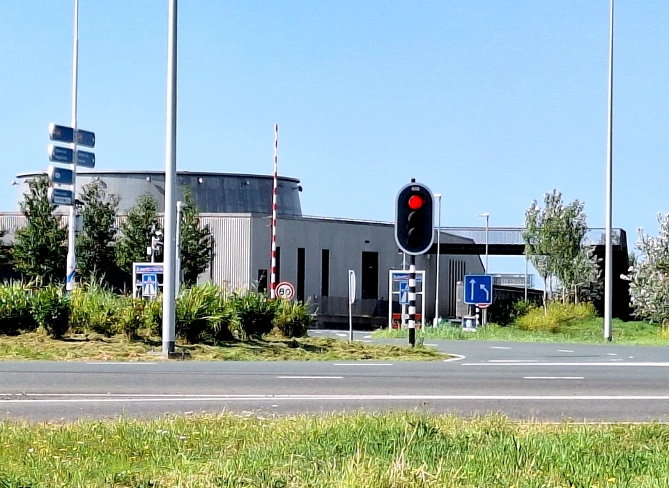 Gaasperdammertunnel bedieningsgebouw gezien over Gooiseweg (2024)