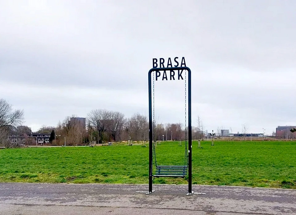 Brasapark Schommelbank (Street Art Frankey) aan Cantaplein (2022)