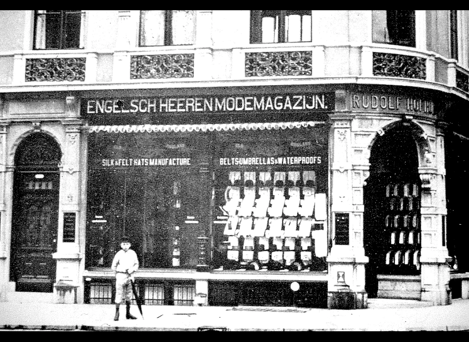 Dam 6 etalage kleermaker en herenkledingzaak 'Old England' van Rudolf Hofhuis (1890)