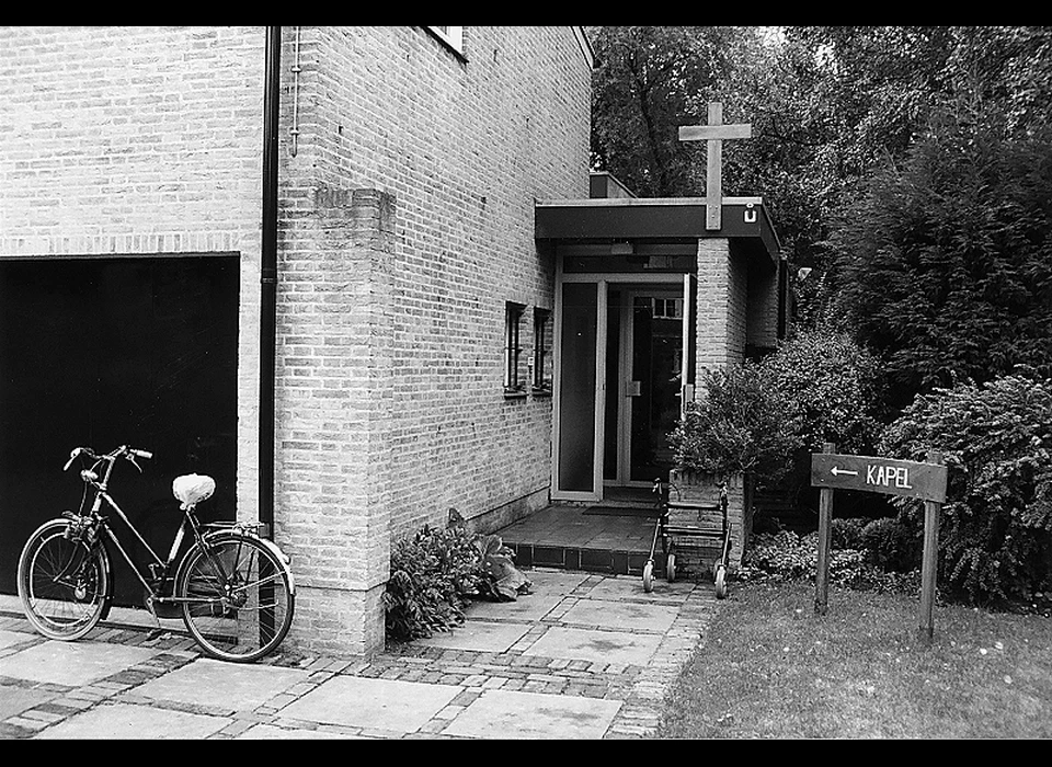 Diepenbrockstraat 3 kapel Vrouwe van alle Volkeren (bedevaartskapel) (1995)