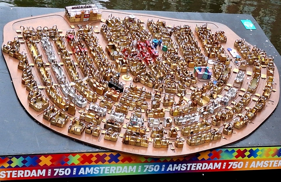Groenburgwal het oude centrum opgebouwd uit slotjes, kunstwerk naast de Staalbrug in het water (Henk Borst) (2025)