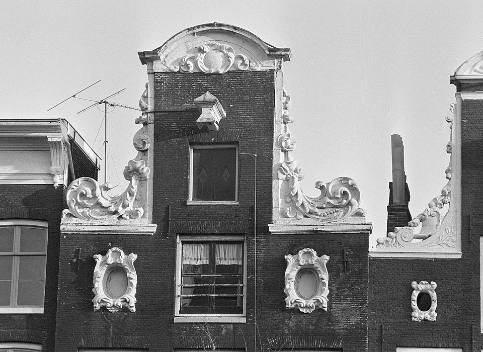 Herengracht 137 top halsgevel (1980)