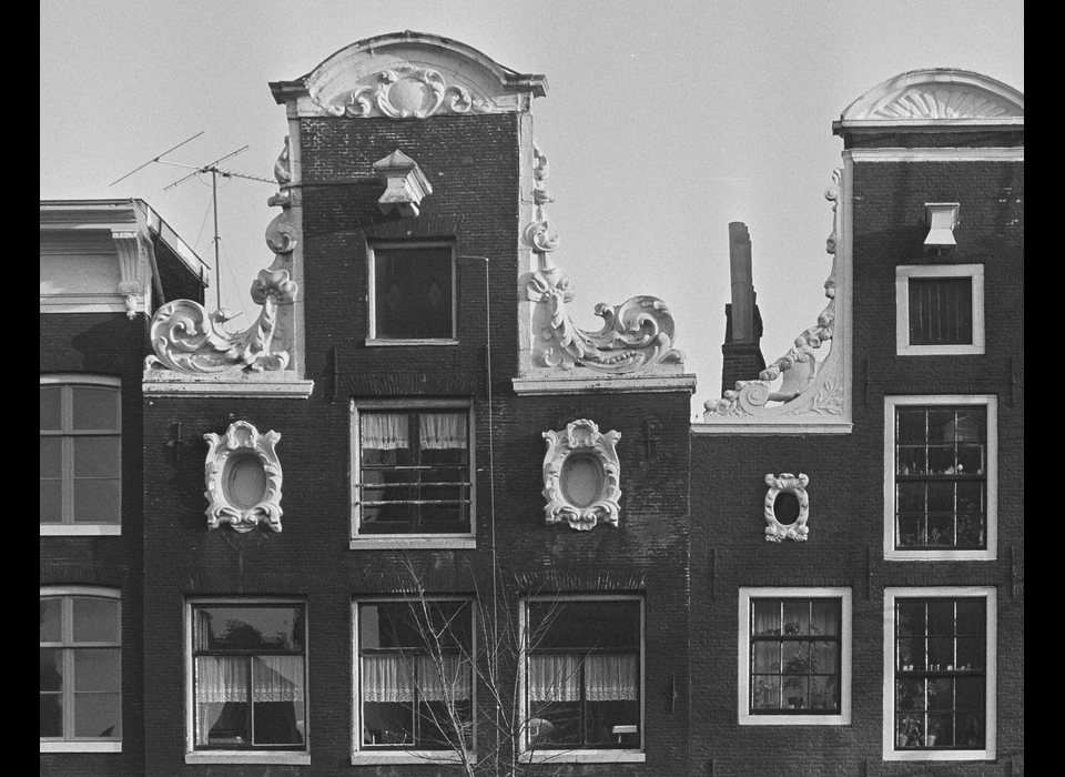 Herengracht 137 top halsgevel (1980)