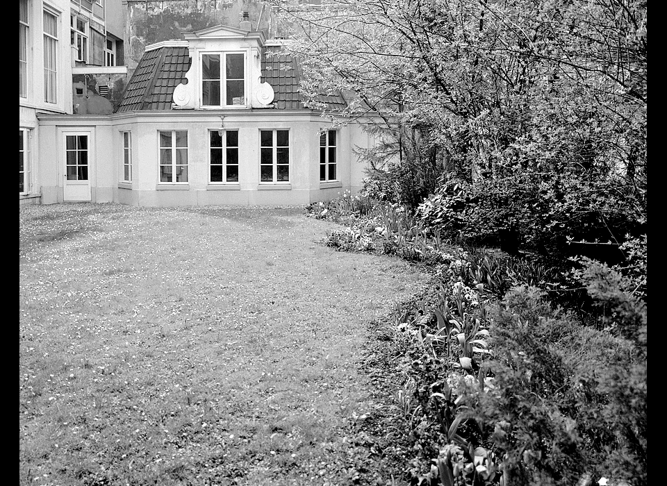 Herengracht 136 tuin met tuinhuis achter 144 (1980)
