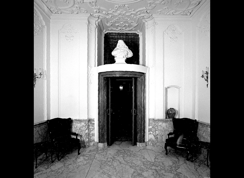 Herengracht 446 hal met boven deur een kopie gipsen buste Andries de Graeff naar Quellinus (1976)