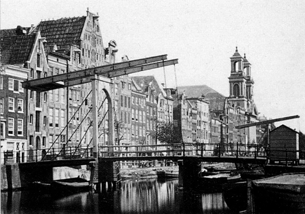 Houtgracht (Waterlooplein) 1890c, Welbedacht is hoge pand op voorgrond vermoedelijk door E&A Scheer in gebruik sinds 1817