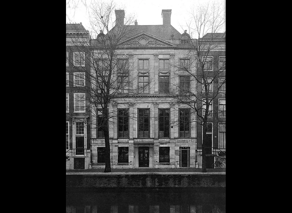 Herengracht 412 lijstgevel met fronton (1920)