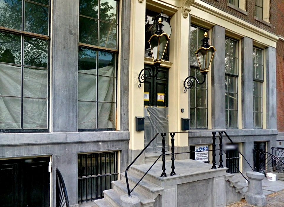 Herengracht 132 bij het herstel worden opeens gevellantaarns geplaatst (2015)