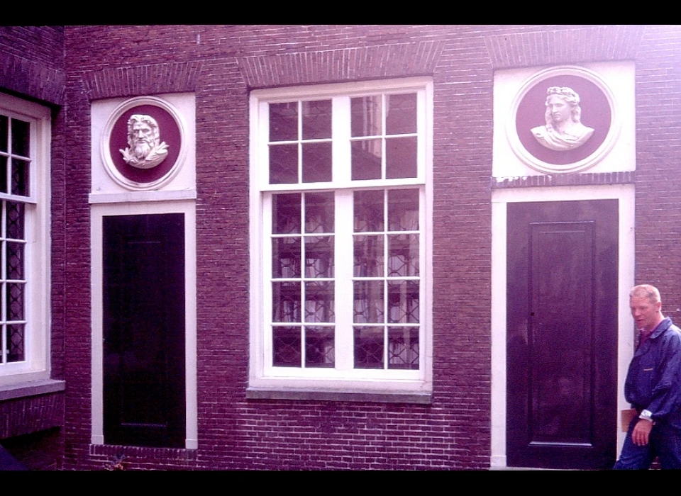 Herengracht 412 achtergevel linker zijuitbouw borstbeelden (1989)