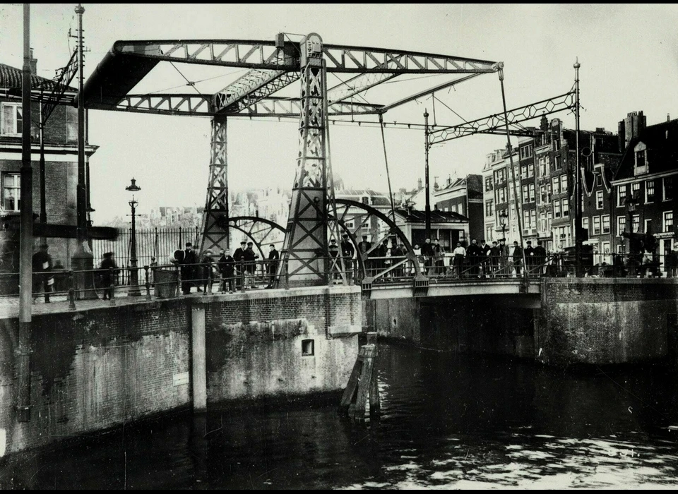 Kadijksplein Scharrebiersluis met portalen voor de bovenleiding van de tram (ca.1912)